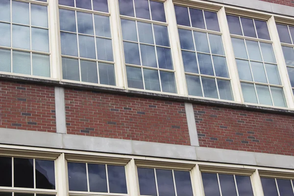 Cam windows tuğla yapı güzel mavi gökyüzünün yansıması