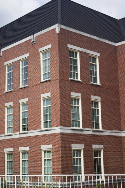 Mavi çatı ve beyaz çit Bina mimari tuğla