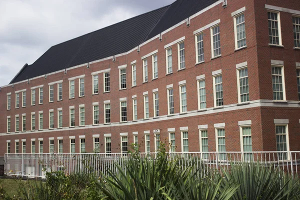 Güzel simetrik tuğla bina cam pencere ve mavi çatı