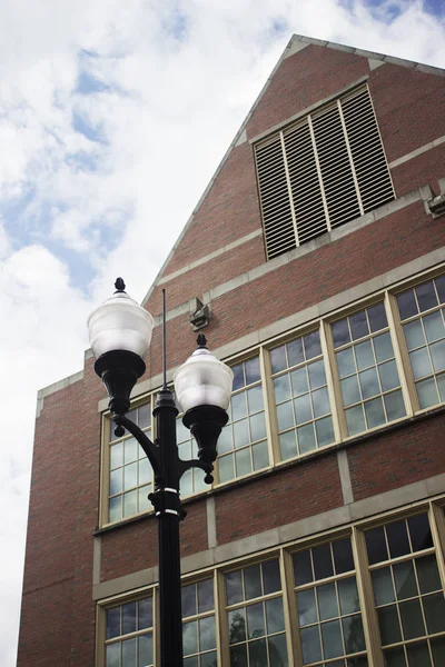 Poteau Lampe Noir Bâtiment Brique Avec Fenêtre Verre Angle Bas — Photo