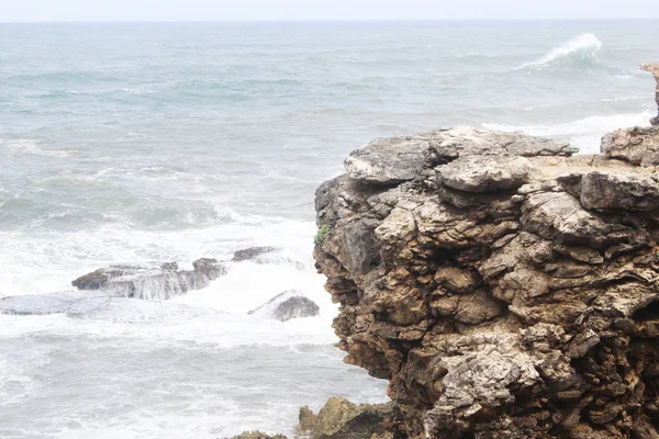 Onde Calmanti Che Infrangono Sul Masso Roccioso — Foto Stock