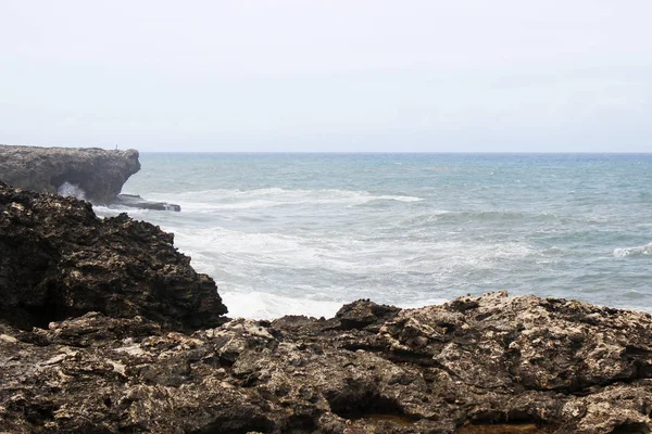 Donkere Stenen Oceaan Golven — Stockfoto