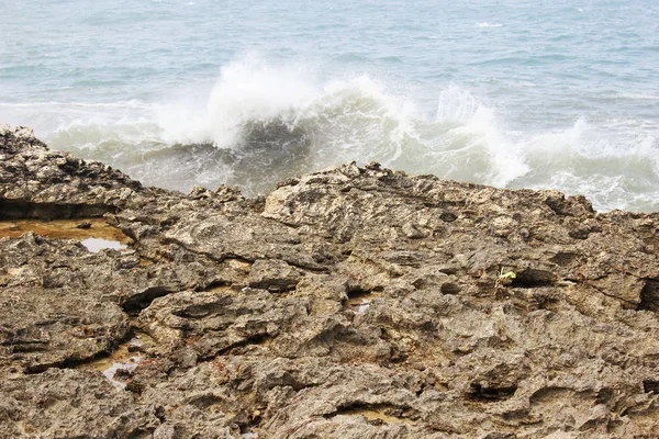 强烈的海浪在海洋中冲击的景观 — 图库照片