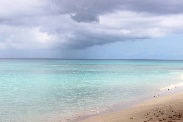 Hafif mavi deniz ve kum 