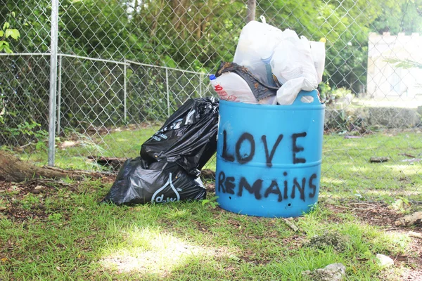Grafiti mavi çöp kutusu aşk kalır 