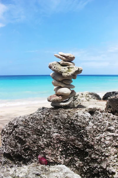 Vertical Rocks Stacked Blue Ocean — Stock Photo, Image