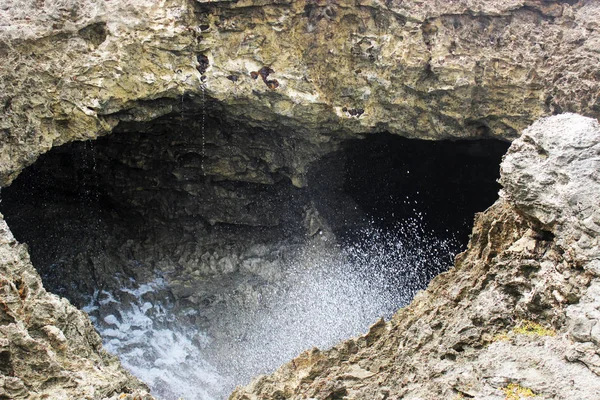 Su damlama ve mağarada gürültüyle çarpmak