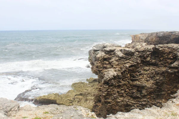 在巴巴多斯 巨浪在巨石岩石上拍打 — 图库照片