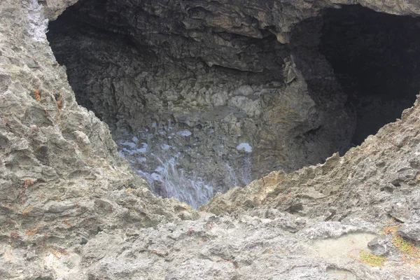 Fehér Hullámok Összeomlik Tengeri Hab Egy Barlangban — Stock Fotó