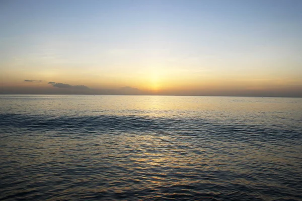 Barbados'taki sakinleştirici okyanus sarı ve turuncu günbatımı