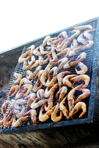 Ocak üzerinde ızgara deniz ürünleri Karides