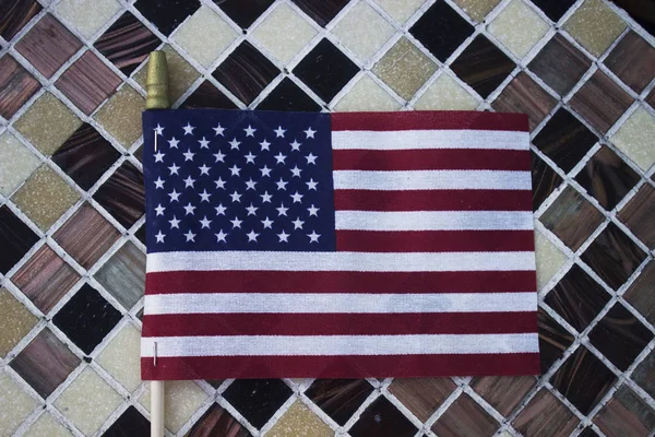 Amerika Birleşik Devletleri bayrağı düz yatıyordu