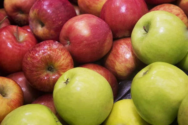 Kırmızı ve yeşil elma avuç yakın çekim