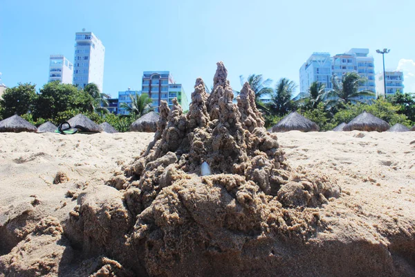 Beachfront üzerinde kumdan kale