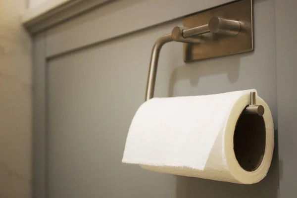 Banyoda tuvalet kağıdı rulosu