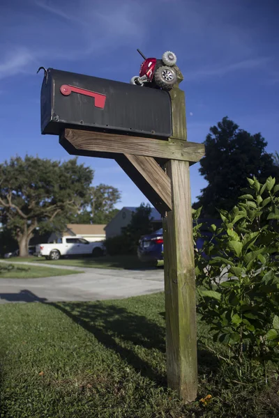 Posta kutusu üstte kırmızı oyuncak araba ile düşük açılı