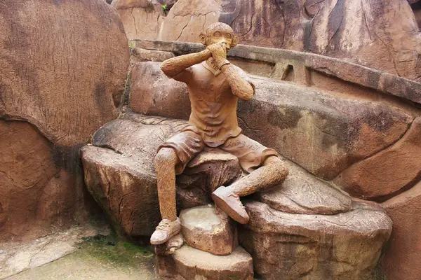 Maymun heykeli Da Lat Vietnam poz verdi