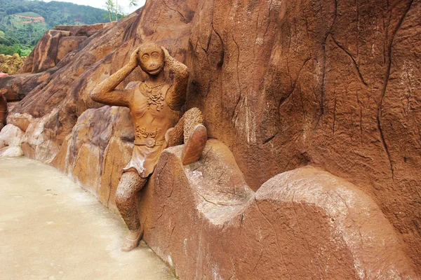 Maymun heykeli Da Lat Vietnam poz verdi