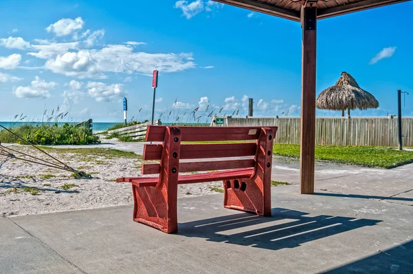 Red Bench Facing Clearwater Beach Roof Sunny Afternoon Clearwater Beach — Stock Photo, Image