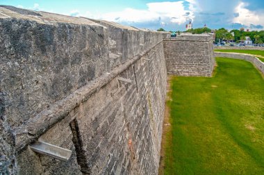 Bir bulutlu gün Castillo San Marcos Fort St Augustine, Fl, duvarlarında.
