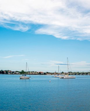 Birkaç Yelkenli bir bay, Saint Augustine, Florida, ABD, suda demirli