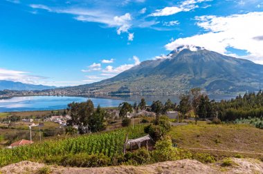 Güzel bir günde Imbabura yanardağı, San Pablo gölü ve yeşil alanlar güzel bir görünüm. Ekvador, Güney Amerika