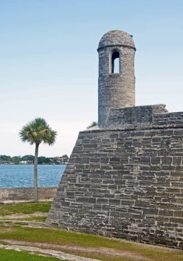 Castillo de San Marcos kalesi, duvarlar, kuleler, çevre tarlalar ve palmiye ağaçları. Aziz Augustine, Florida, Usa.
