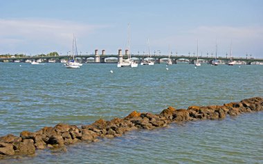 Castillo de San Marcos kalesi, duvarlar, kuleler, çevre tarlalar ve palmiye ağaçları. Aziz Augustine, Florida, Usa.
