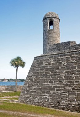 Castillo de San Marcos kalesi, duvarlar, kuleler, çevre tarlalar ve palmiye ağaçları. Aziz Augustine, Florida, Usa.