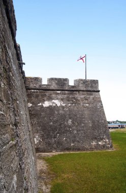 Castillo de San Marcos kalesi, duvarlar, kuleler, çevre tarlalar ve palmiye ağaçları. Aziz Augustine, Florida, Usa.