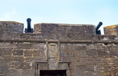 Castillo de San Marcos kalesinin güney duvarının tepesindeki toplar, Saint Augustine, Florida, Usa.