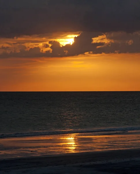 Nap Sötét Felhők Mögött Pillanatokkal Naplemente Előtt Gyönyörű Clearwater Strandon — Stock Fotó