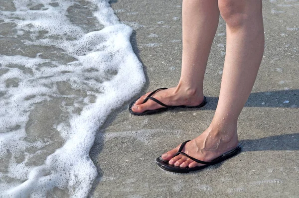 Voeten Van Een Vrouw Het Zand Voor Oceaan Met Het — Stockfoto