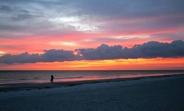 Beautiful Cloudy Sunset Siesta Key Florida People Silhouette Walking Beach — Stock Photo, Image