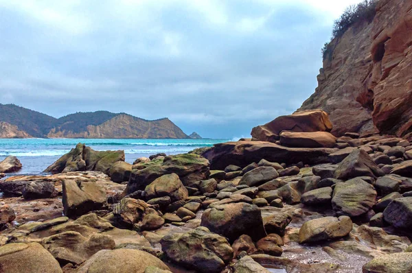 Rocas Todos Los Tamaños Con Océano Cielo Fondo Día Nublado — Foto de Stock