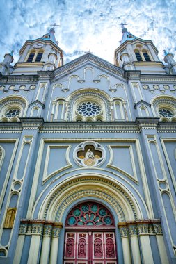 Cuenca, Ekvador 'daki San Alfonso kilisesinin dış görünüşü. 1800 'lerin sonlarında inşa edilen kilise, şehrin merkez meydanı Calderon Park' tan yaklaşık bir blok ötede bulunuyor..