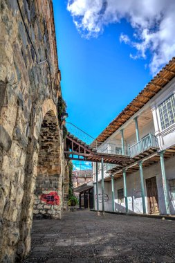 Eski ve ünlü Puente Roto taşının önündeki eski ev, ya da güneşli bir öğleden sonra Kırık Köprü, Cuenca, Ekvador.