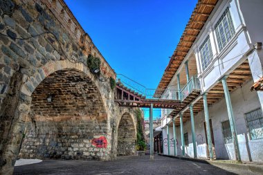 Eski ve ünlü Puente Roto taşının önündeki eski ev, ya da güneşli bir öğleden sonra Kırık Köprü, Cuenca, Ekvador.