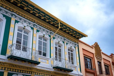 Cuenca, Ekvador, Kasım 2013: Saint Alfonso kilisesine yakın, bulutlu ve bulutlu bir öğleden sonra eski bir özel evin cephesi.