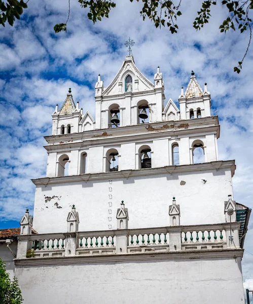 Gammel Kirkefacade Cuenca Ecuador Overskyet Men Solrig Morgen Med Buer - Stock-foto