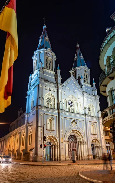 Церковь Сан Альфонсо Ночью Освещенная Башнями Красивыми Цветами Куэнка Эквадор — стоковое фото