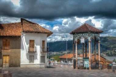 Cuenca, Ekvador, Kasım 2013: Bulutlu bir öğleden sonra, Ford Meydanı 'nın (Plazoleta del Vado) bir parçası olan güzel çardak ve koloni evi.