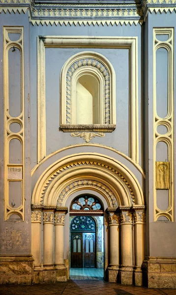 2013年11月 厄瓜多尔昆卡 圣阿方索教堂的侧门 有美丽而艺术的柱子 色彩和设计 — 图库照片
