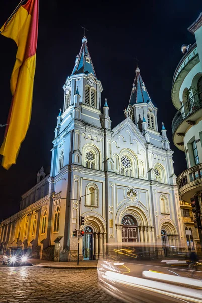 夜晚的圣阿方索教堂 灯火通明 塔楼光彩夺目 厄瓜多尔 南美洲 — 图库照片