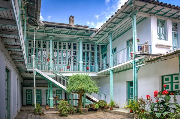 エクアドルのボリバル州グアランダ 2013年11月 175戸の家 古い植民地時代と伝統的な家 多くのドア バルコニー インテリアパティオ — ストック写真