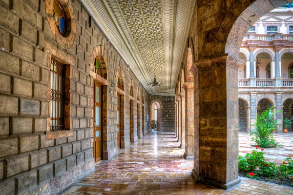 厄瓜多尔昆卡 2013年11月 省法院内部庭院和走廊景观 内有大理石地板 石墙和艺术装饰天花板 — 图库照片