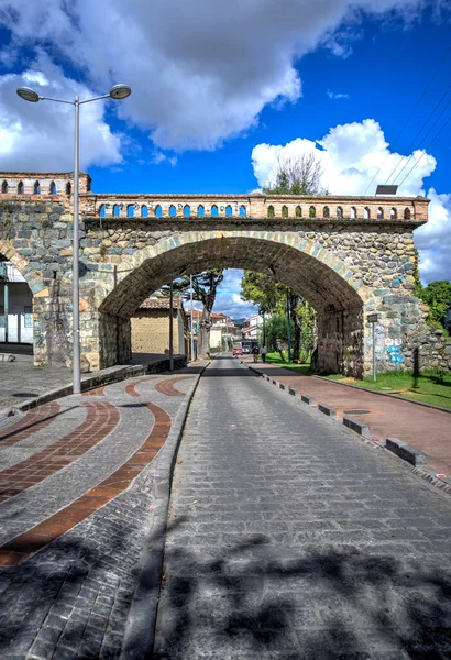 昆卡的普恩特罗托桥 Puente Roto Cuenca 或断桥 Broken Bridge 是一座发生事故的旧桥 它现在是厄瓜多尔昆卡的一个历史遗迹 图库照片