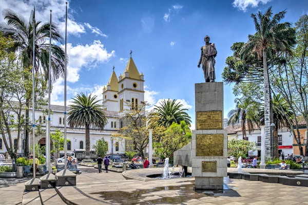 厄瓜多尔玻利瓦尔省瓜兰达 2013年11月 纪念解放者西蒙 玻利瓦尔在瓜拉尼达中央广场诞生的雕像 背景为大教堂 — 图库照片