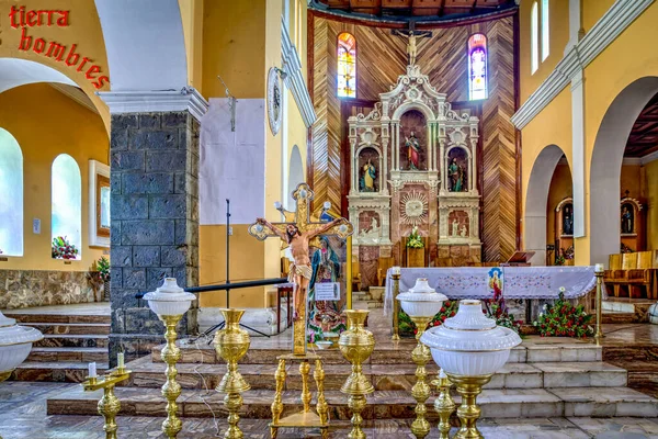 瓜拉尼达 厄瓜多尔玻利瓦尔省 2013年11月 瓜拉尼达的大教堂祭坛和正面区域 有宗教装饰和雕像 污迹斑斑的窗户 台阶和拱门 白天时间 — 图库照片