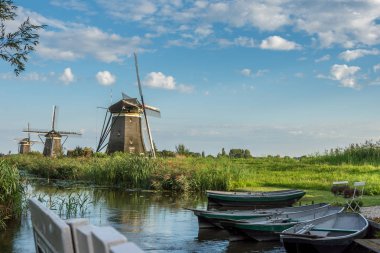 tekneler göl ve yel değirmenleri, kırsal manzara, Leidschendam, Güney Hollanda, Hollanda